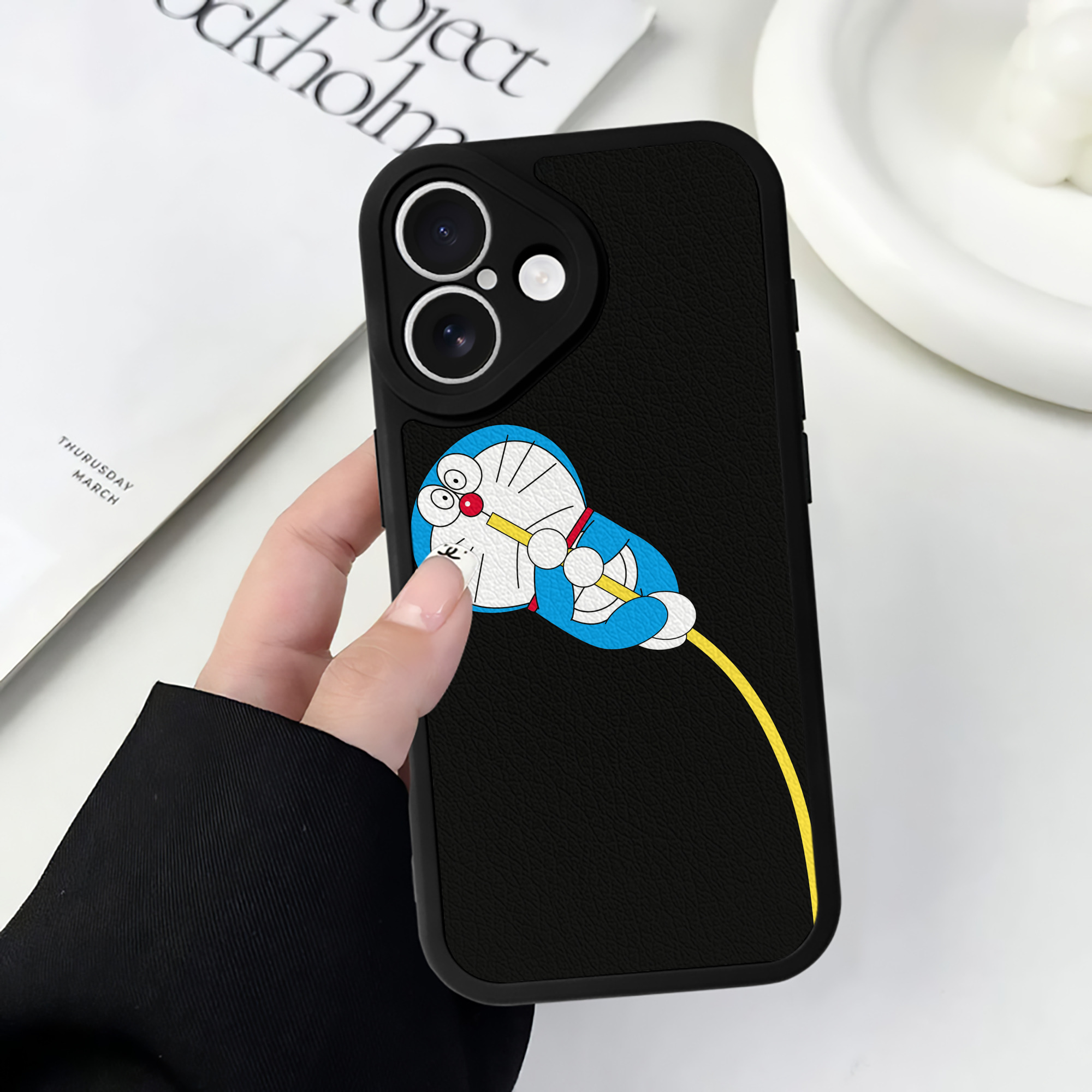 （画像用） ドラえもん Doraemon 【iPhone 16シリーズ対応】シリコンスマホケース（レザー調） 材質：シリコン
